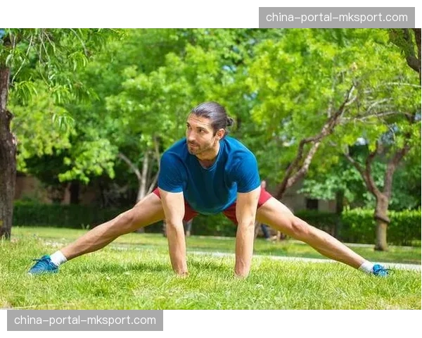 斯特拉斯堡队长在连续恶战后于更衣室进行冰浴，应对肌肉疲劳