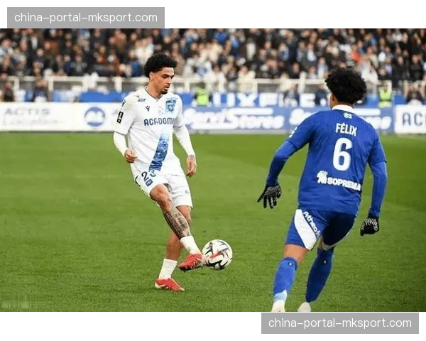 保级生死战后的更衣室：梅斯主帅沉默十分钟，队长发言激励全队